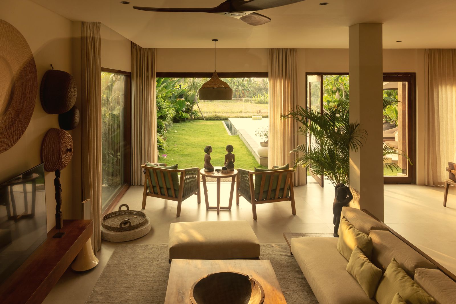 Living room opening onto the garden and pool